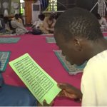 Calligraphie de l’ouvrage “Nourou Darayni” de Cheikh Ah. Bamba, le comité en séance de vérification.